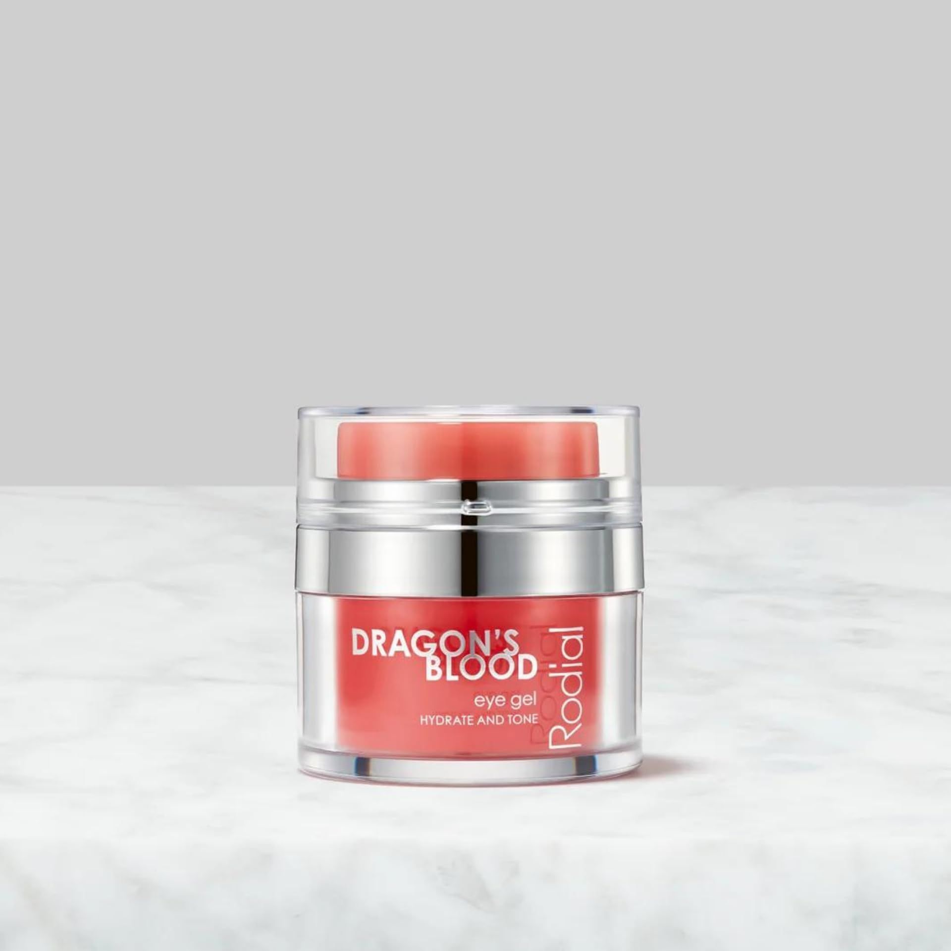 Rodial Dragon's Blood Eye Gel. Vasetto rosso con coperchio argentato. Su superficie marmorea.