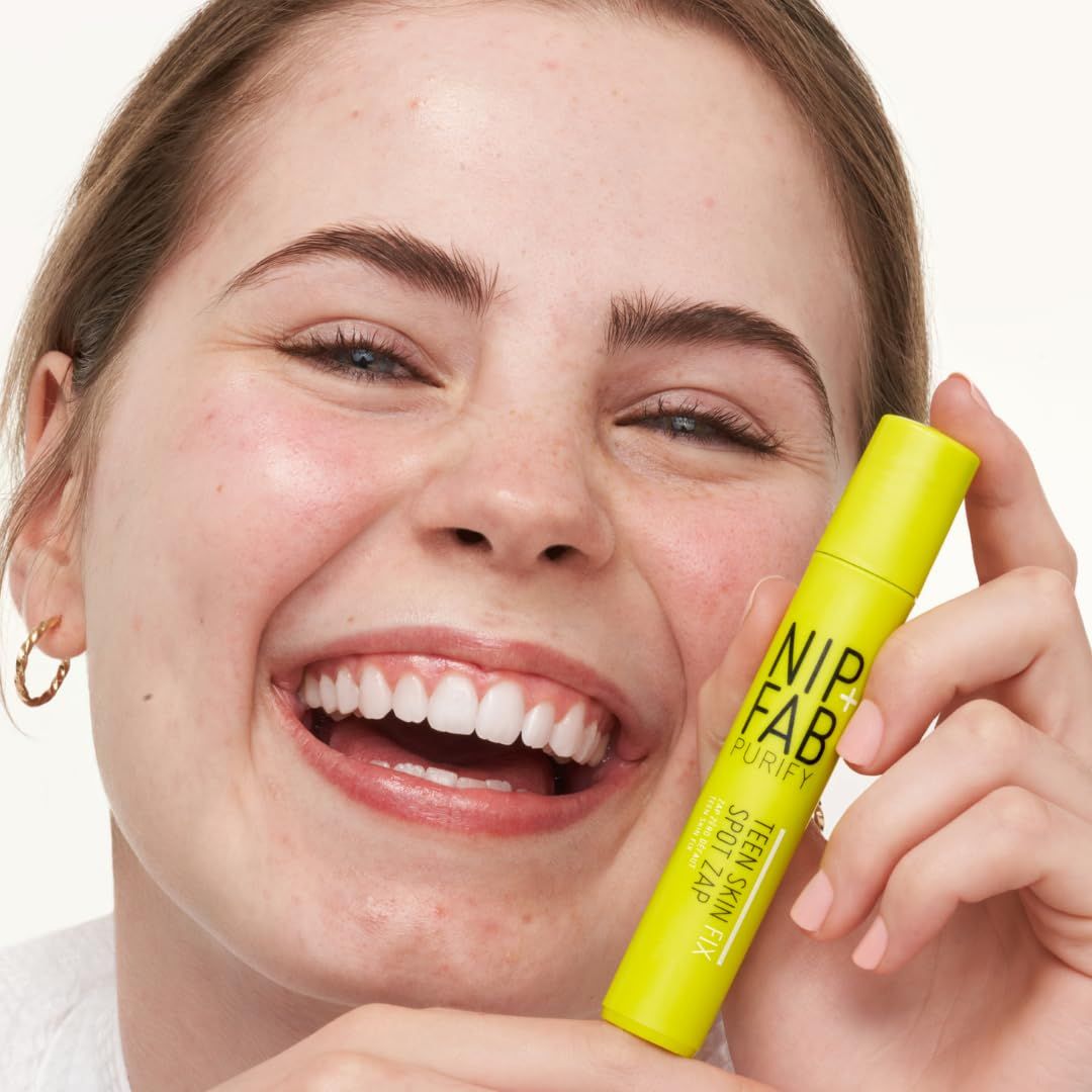 Stick gel con applicatore roll-on. Flacone giallo con testo bianco. Scritta: NIP+FAB, PURIFY, TEEN SKIN FIX, SPOT ZAP.