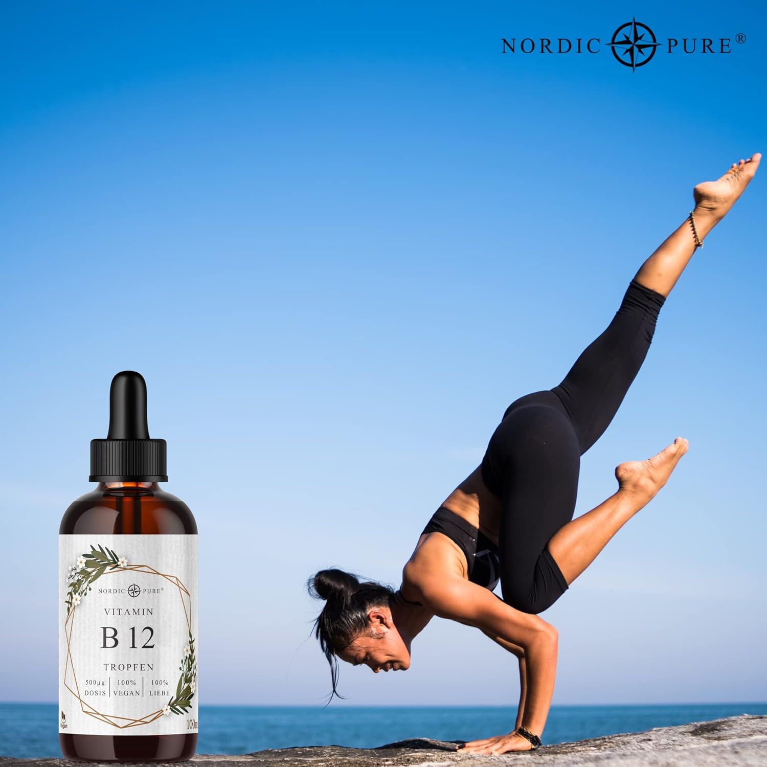 Donna che fa yoga. Accanto a lei: flacone marrone con contagocce. Testo: Vitamin B12 Tropfen, Nordic Pure.