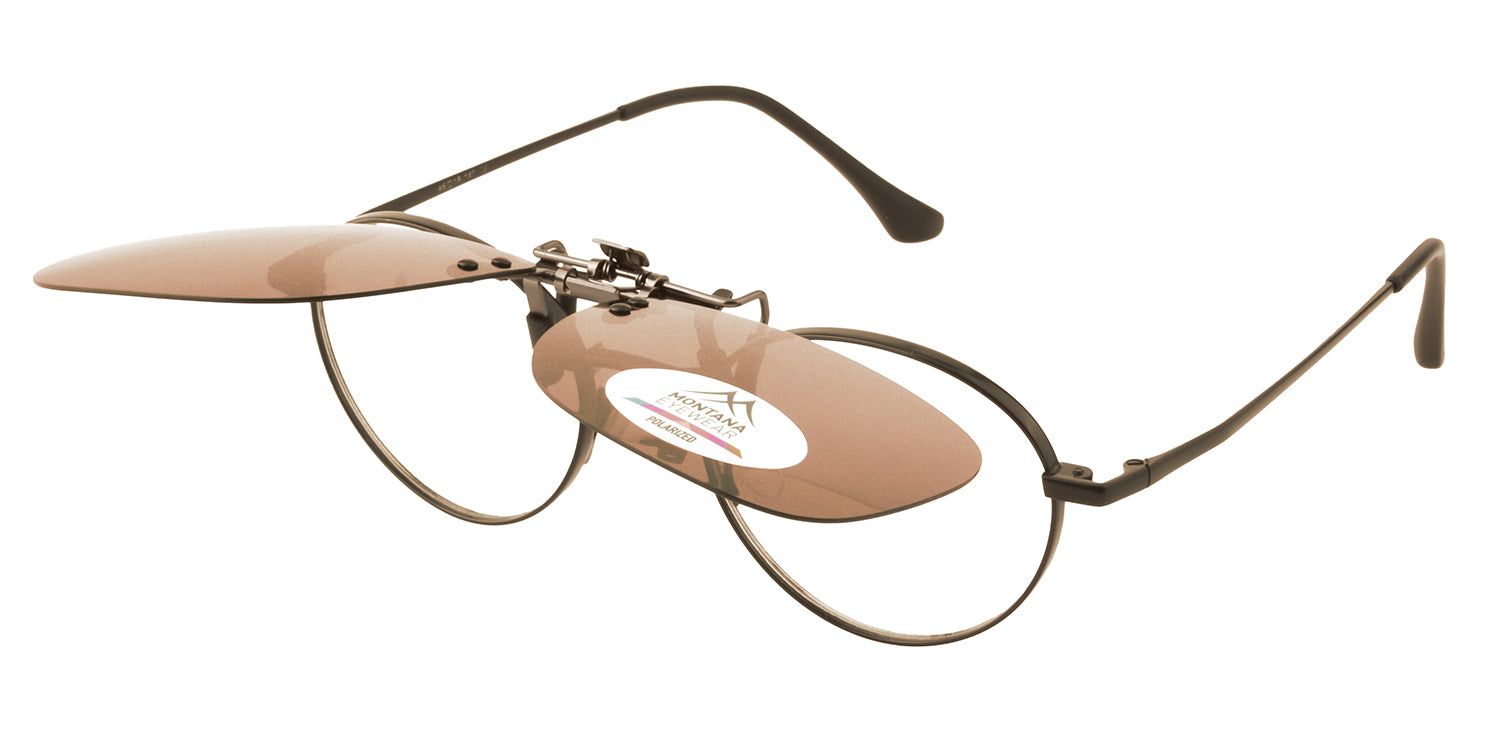 Occhiali da sole con lenti marroni sollevate. Montatura nera. Il logo Montana Eyewear è visibile su una lente.