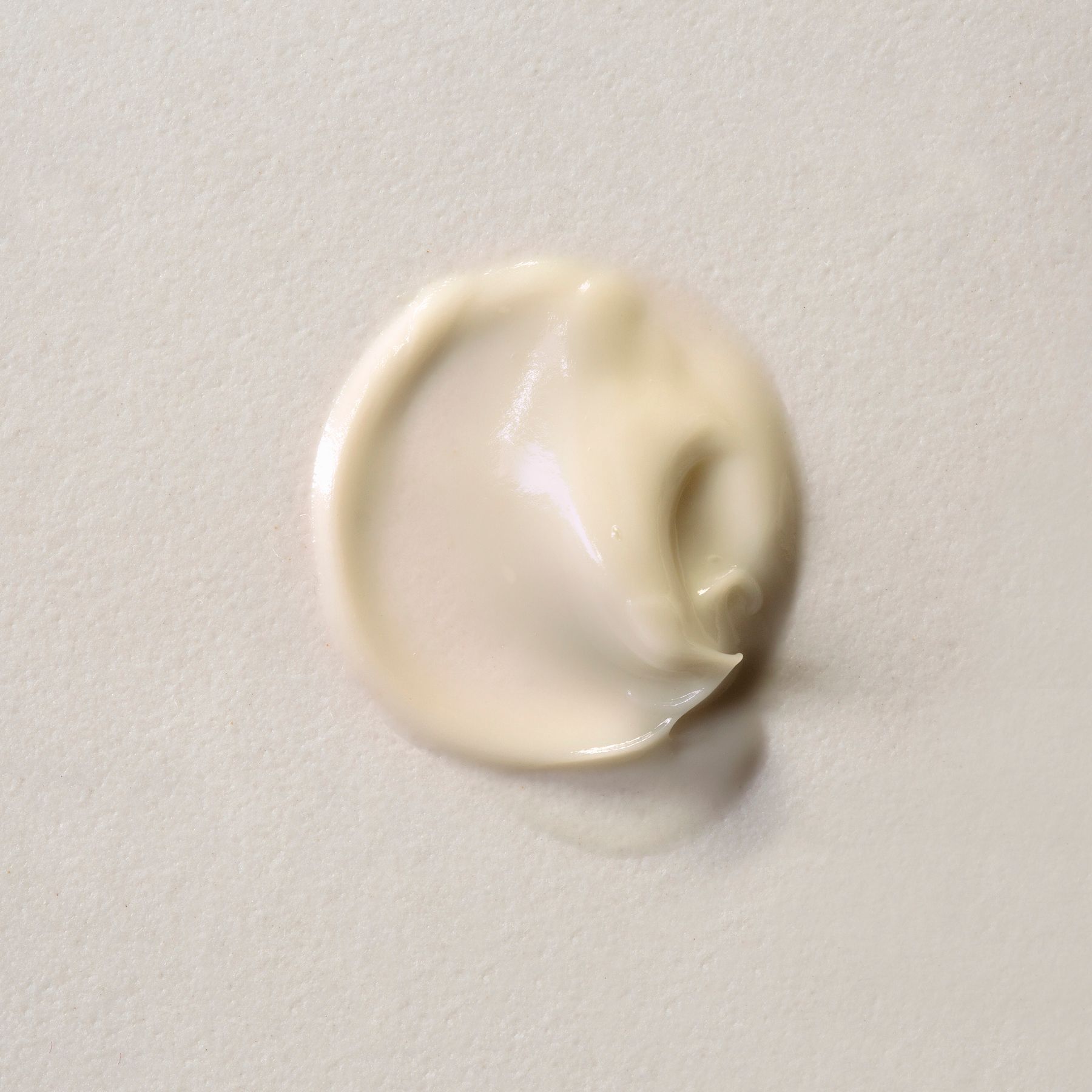 Una macchia di crema occhi Alkemy su sfondo chiaro.