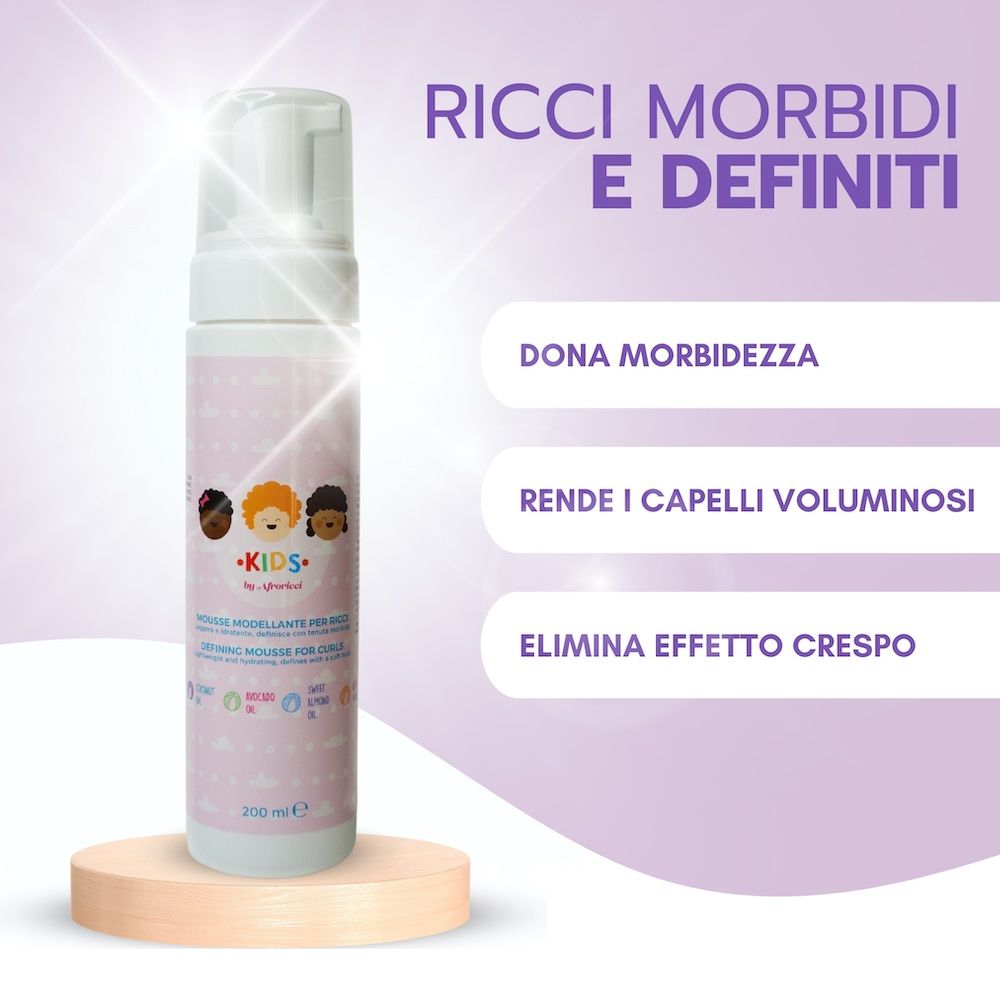 Flacone bianco con etichetta rosa. Scritta: KIDS by Afroricci. Nome del prodotto e loghi. Chiusura a pompa. Testo: Ricci morbidi e definiti.