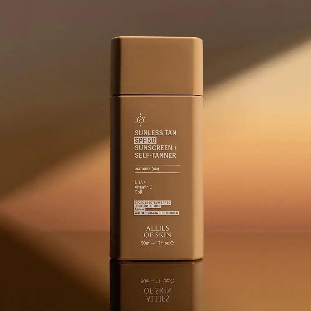 Flacone di ALLIES OF SKIN Sunless Tan SPF 50 protezione solare autoabbronzante, in luce dorata.