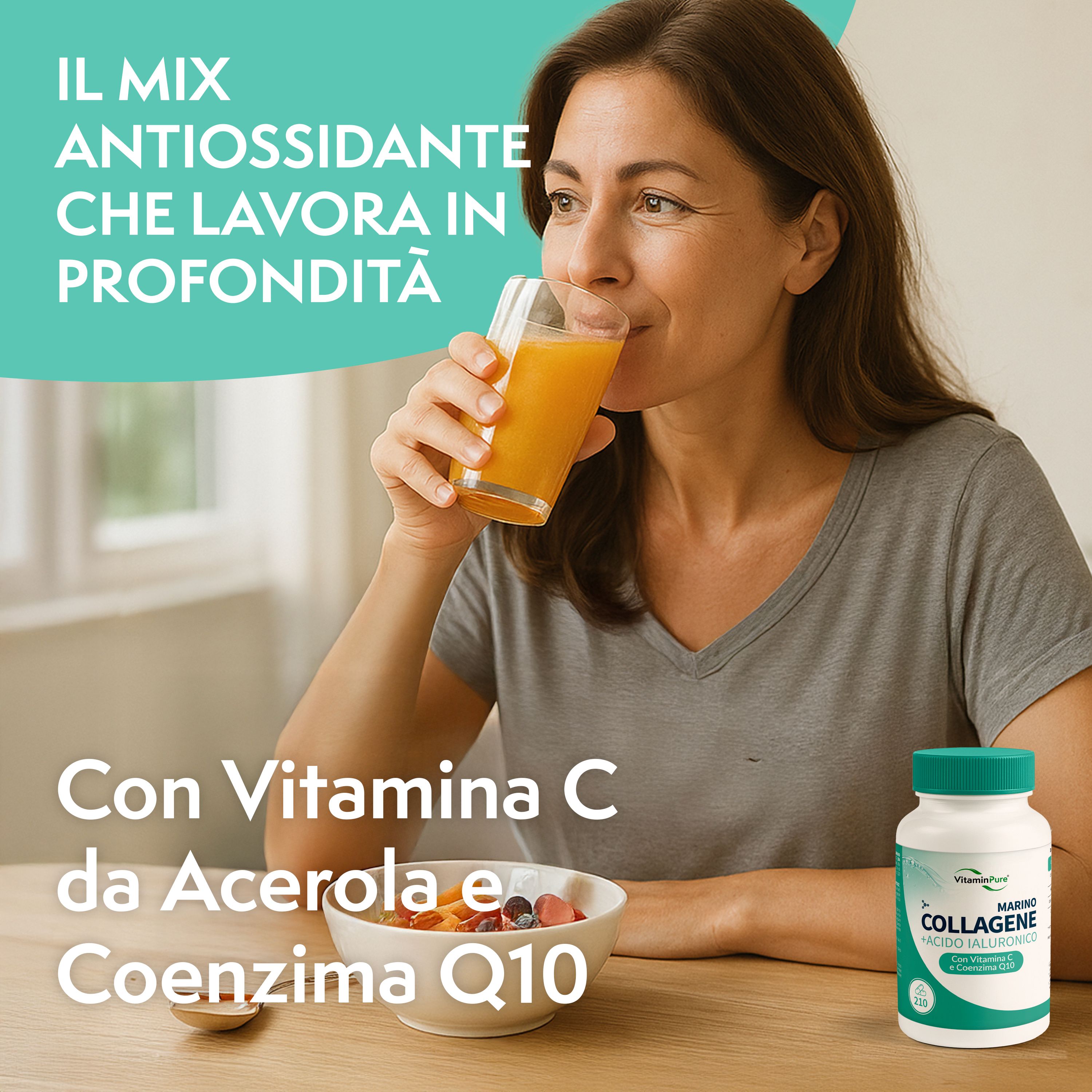 Donna beve succo. Sul tavolo, una ciotola di frutta e un flacone di capsule. Scritta: COLLAGENE + ACIDO IALURONICO.