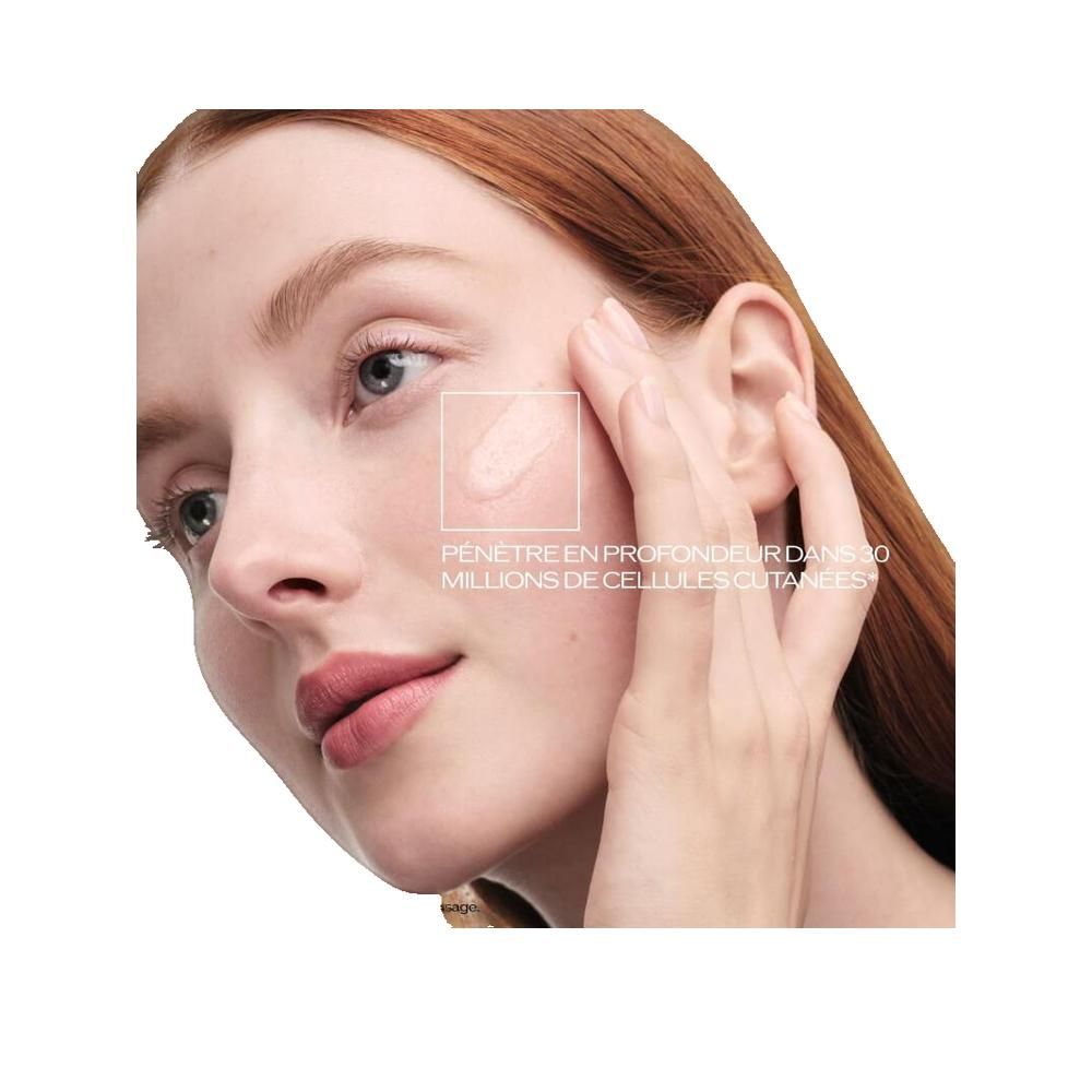 Donna applica siero. Testo: PÉNÈTRE EN PROFONDEUR DANS 10 MILLIONS DE CELLULES CUTANÉES.