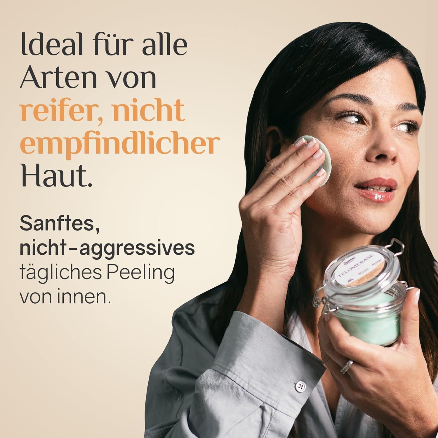 Donna usa un dischetto sulla pelle. Testo: Ideale per pelli mature, non sensibili. Peeling quotidiano delicato.