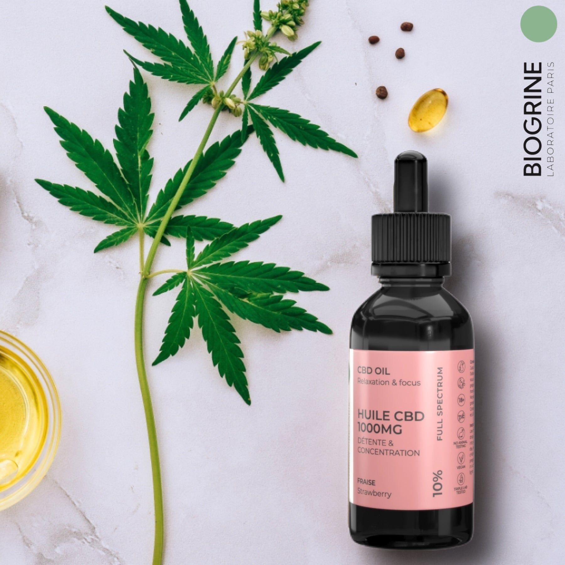 Flacone di vetro marrone con contagocce, foglia di cannabis, capsula gialla. Sfondo: marmo. Scritta: Olio CBD 1000mg.