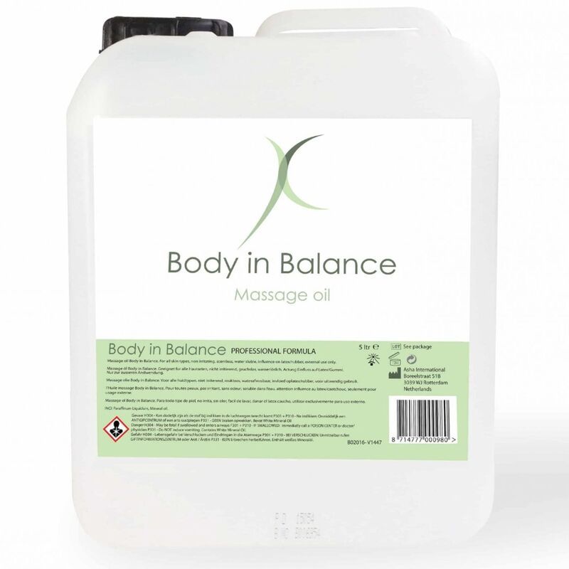 Un flacone bianco con etichetta "Body in Balance Massage oil". Include simboli di avvertimento e codice a barre.