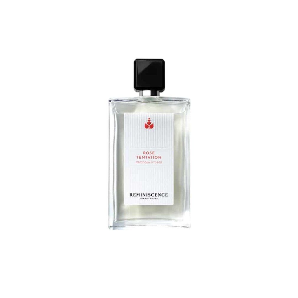 Flacone di profumo con tappo nero. Etichetta bianca: Rose Tentation, Patchouli n'roses. Marchio: Reminiscence.