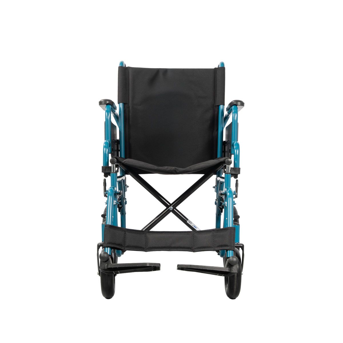 Sedia a rotelle vista frontalmente. Seduta nera, telaio blu. Poggiapiedi visibili.