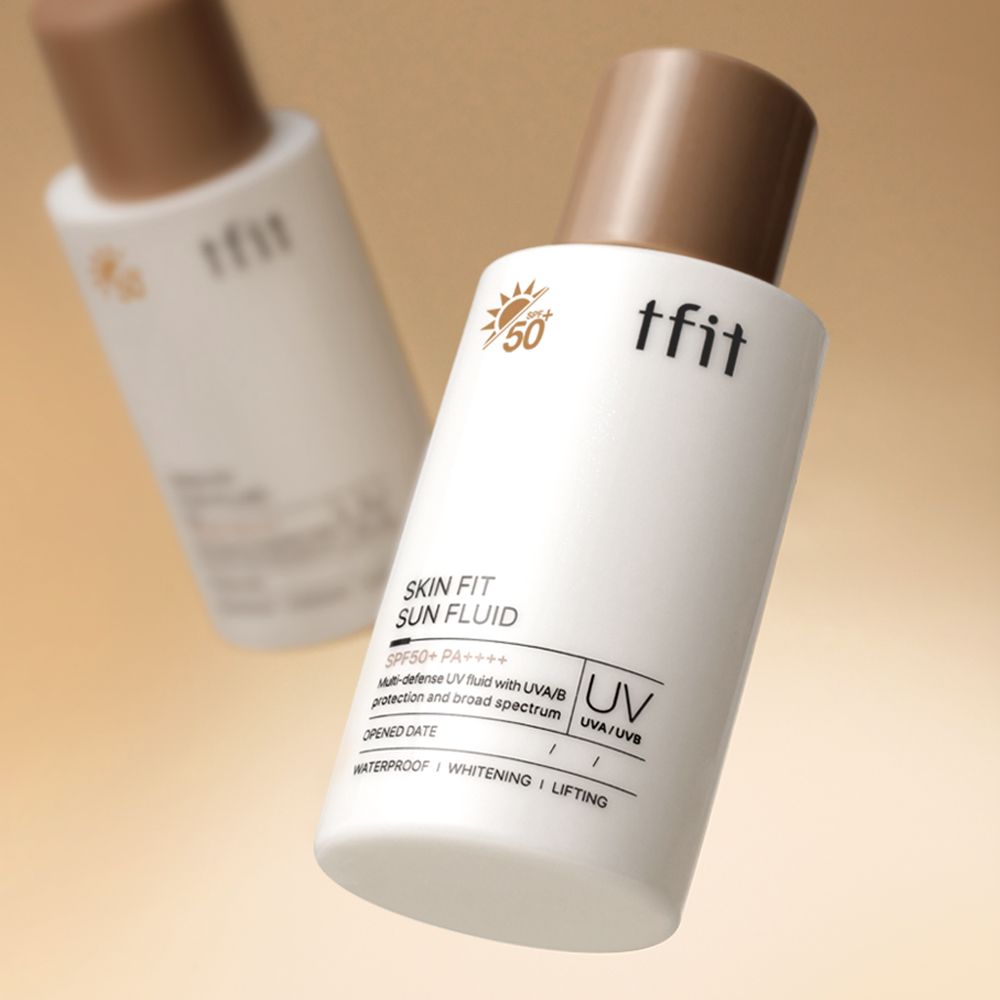 Due flaconi bianchi con tappi marroni. Scritta: tfit, Skin Fit Sun Fluid SPF50+ PA++++. Protezione UV. Resistente all'acqua, illuminante, lifting.