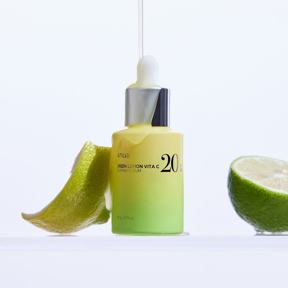Flacone di siero con gocce e lime. Scritta: Anua, Green Lemon Vita C Blemish Serum, 20%.