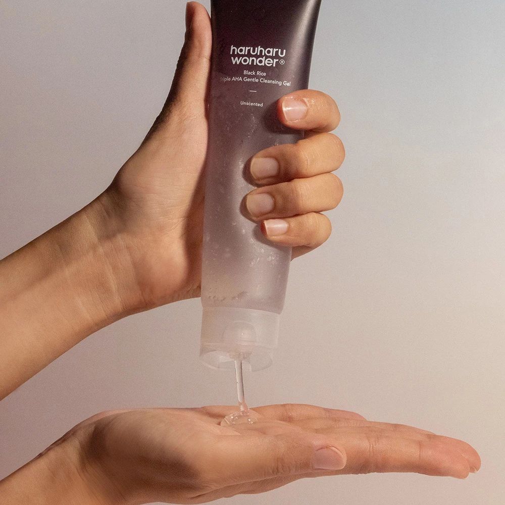 Tubo di prodotto, gel versato nella mano. Scritta: Haruharu Wonder Black Rice Triple AHA Gentle Cleansing Gel.