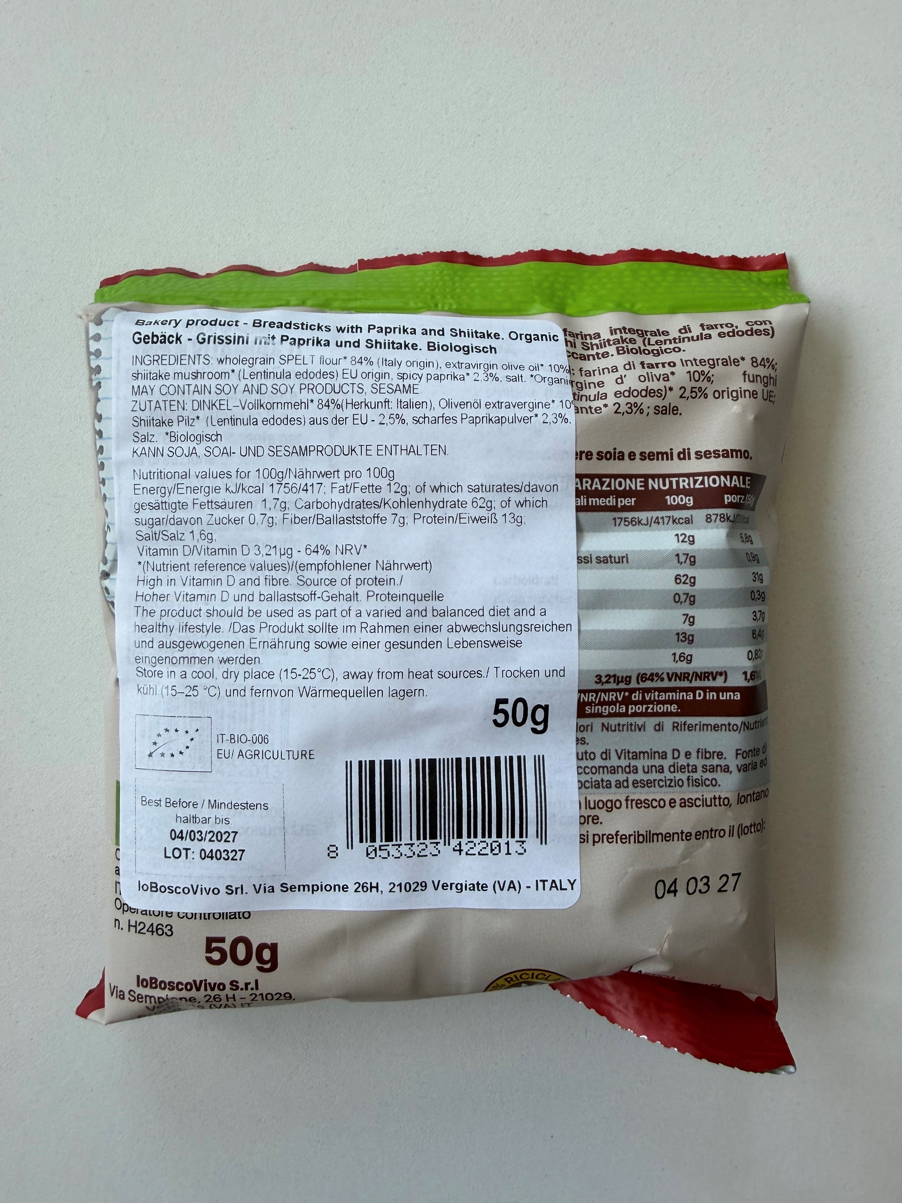Primo piano del retro di una confezione da 50g di grissini con codice a barre e marchio bio.