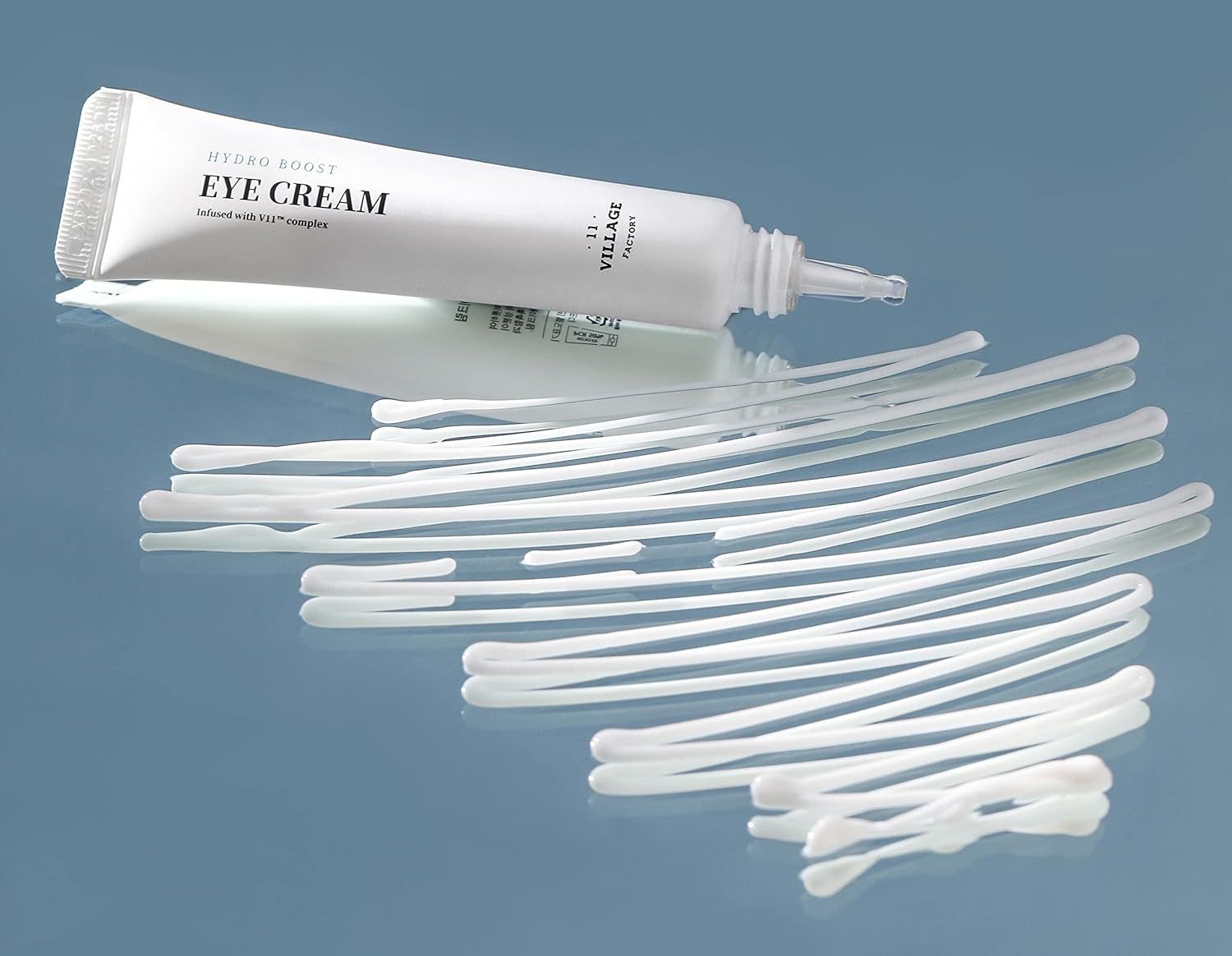 Tubo di crema per occhi e cotton fioc su superficie liscia. Bianco, con testo. Prodotto: Hydro Boost Eye Cream.