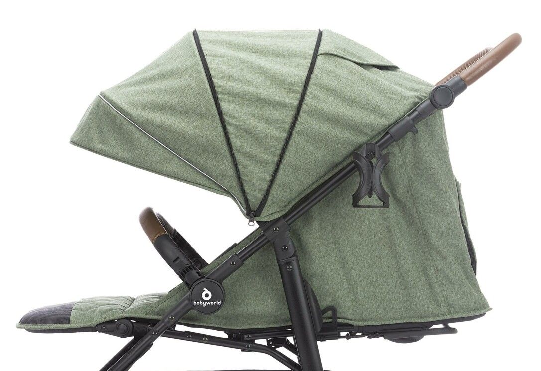 Passeggino verde con manici marroni e cappottina. Telaio nero. Logo Babyworld.