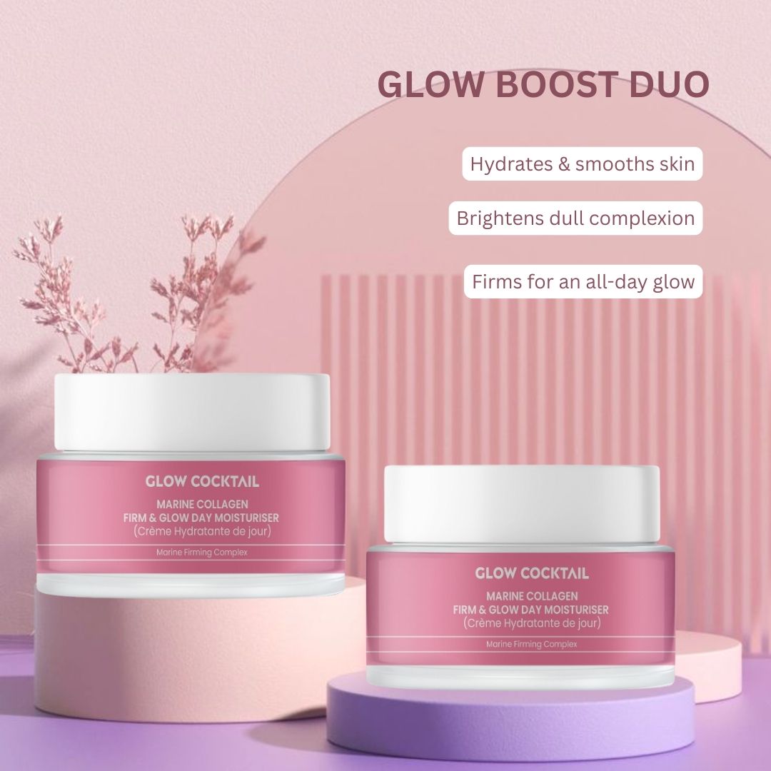 Due vasetti di crema giorno Glow Cocktail Marine Collagen. Etichetta rosa, coperchio bianco. Testo: Marine Collagen, Crème Hydratante de jour. Su piedistalli.