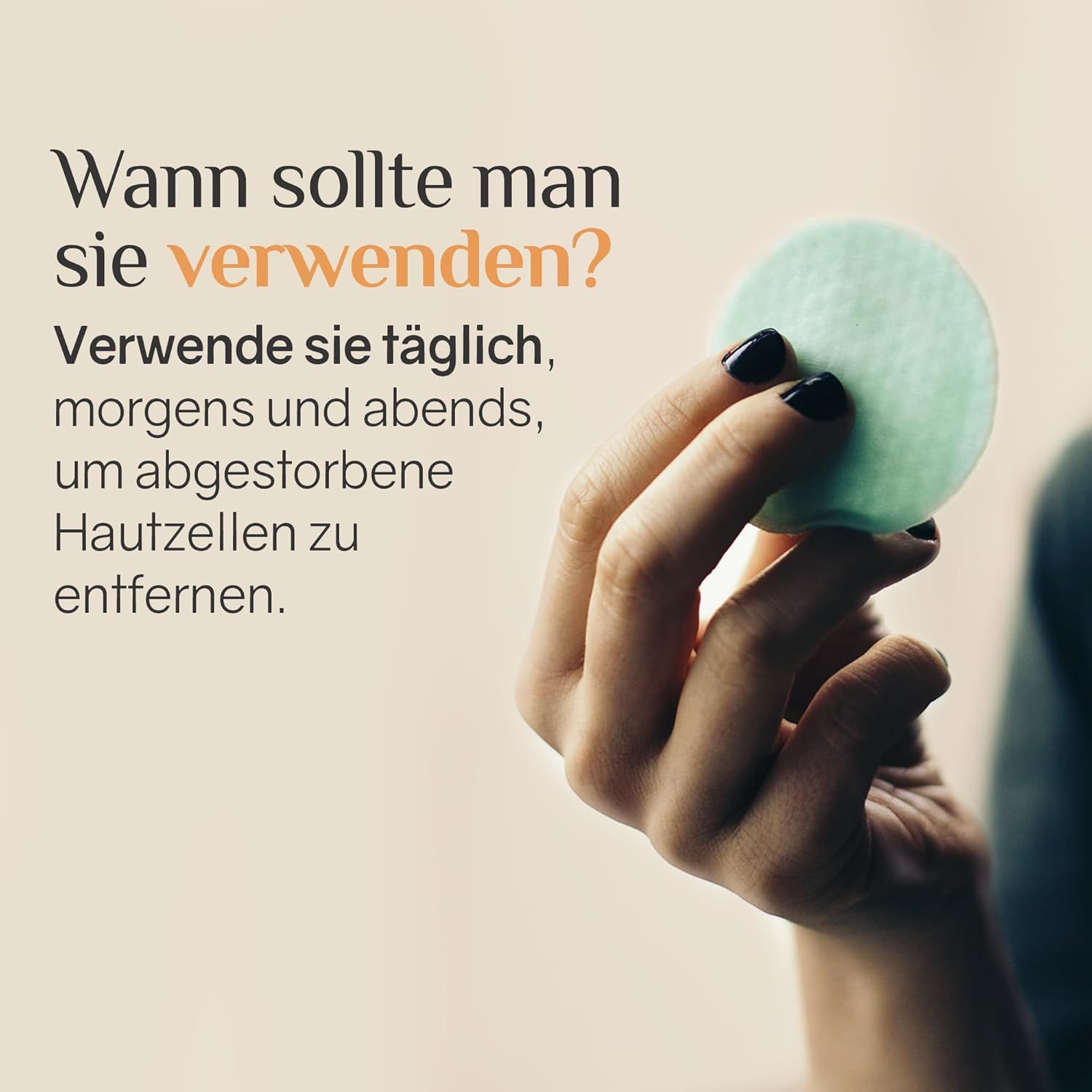 Mano che tiene un dischetto. Testo: Quando usarli? Mattina e sera, per rimuovere le cellule morte.