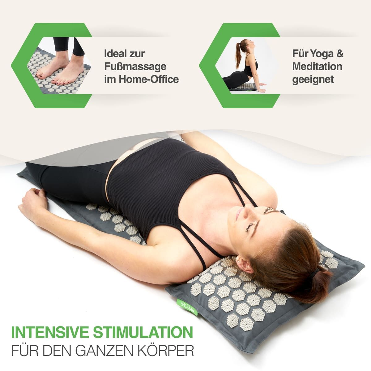 Donna sdraiata su tappetino per digitopressione. Testo: Ideale per il massaggio plantare in home office. Adatto per yoga e meditazione. Stimolazione intensa per tutto il corpo.