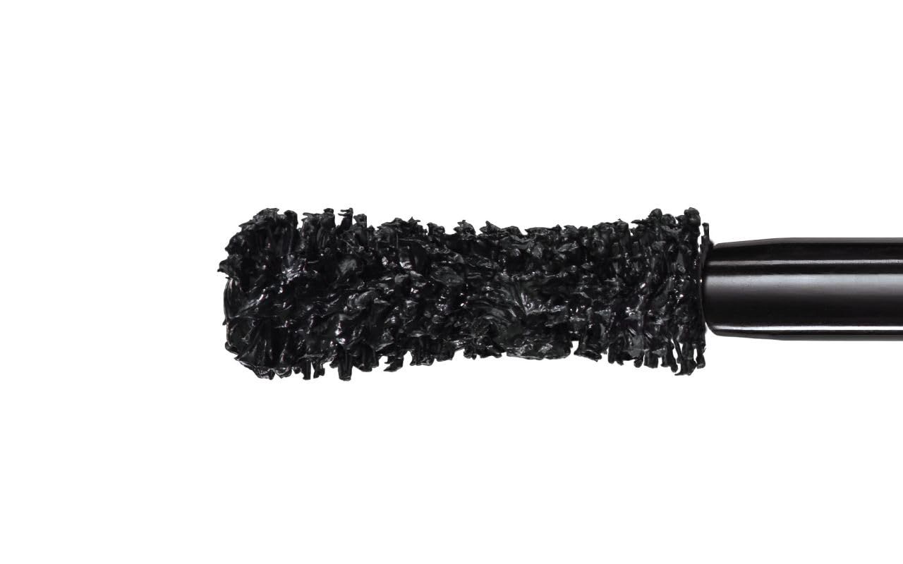 Primo piano di uno scovolino per mascara con setole nere.