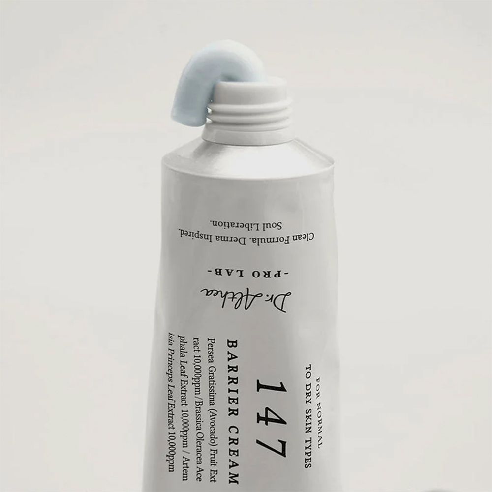 Primo piano di un tubo aperto Dr. Althea 147 Barrier Cream con un ciuffo di crema azzurra.