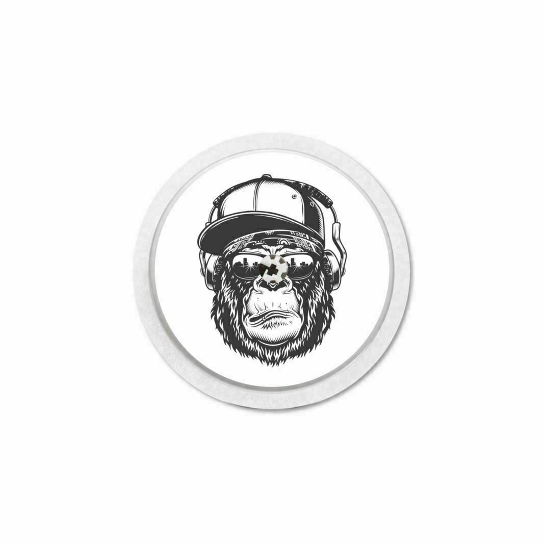 Adesivo rotondo con la testa di un gorilla con un berretto da baseball. Design in bianco e nero. Il gorilla guarda.