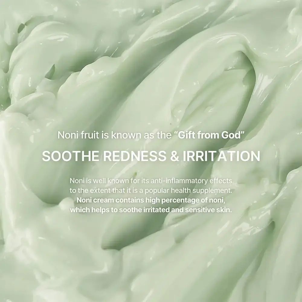 Primo piano della crema verde. Testo: SOOTHE REDNESS & IRRITATION. Il frutto Noni è conosciuto come il "Dono di Dio".