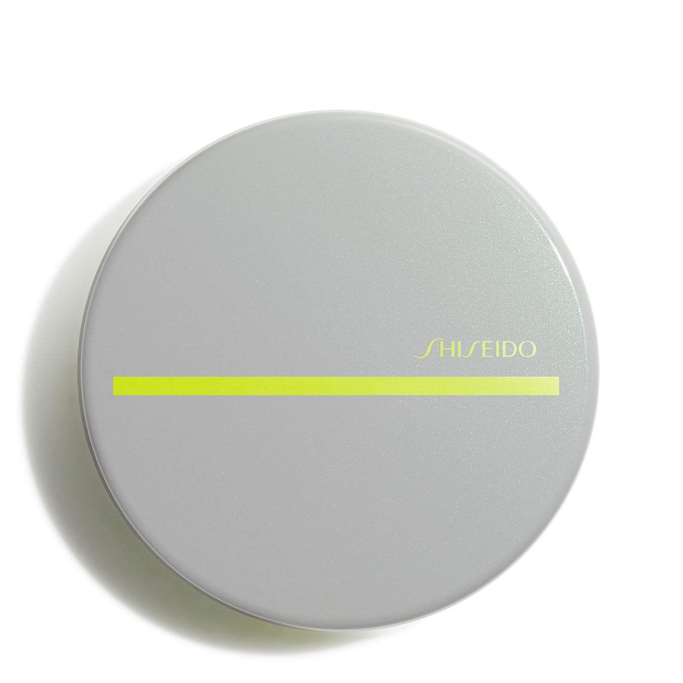 Cipria compatta rotonda grigia con striscia gialla e logo Shiseido. Coperchio chiuso.