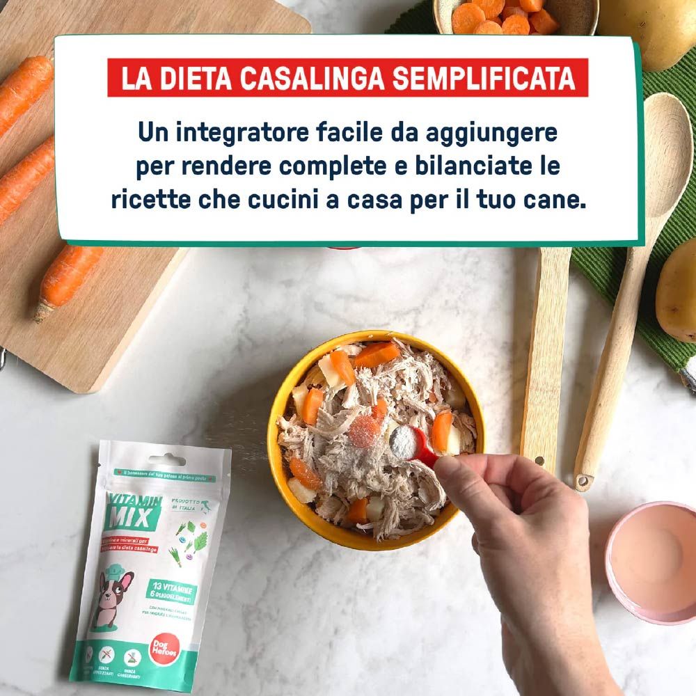 Confezione di Vitamin Mix accanto a una ciotola di cibo. Una mano aggiunge Vitamin Mix. Testo in italiano.