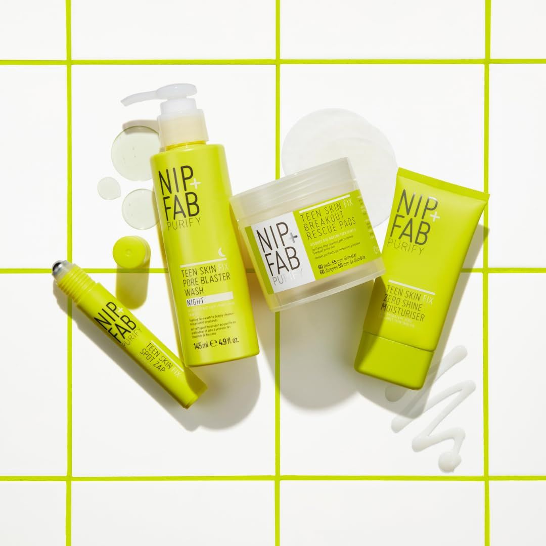 Prodotto con applicatore roll-on. Flacone giallo con testo bianco. Scritta: NIP+FAB, PURIFY, TEEN SKIN FIX, SPOT ZAP. Testo.