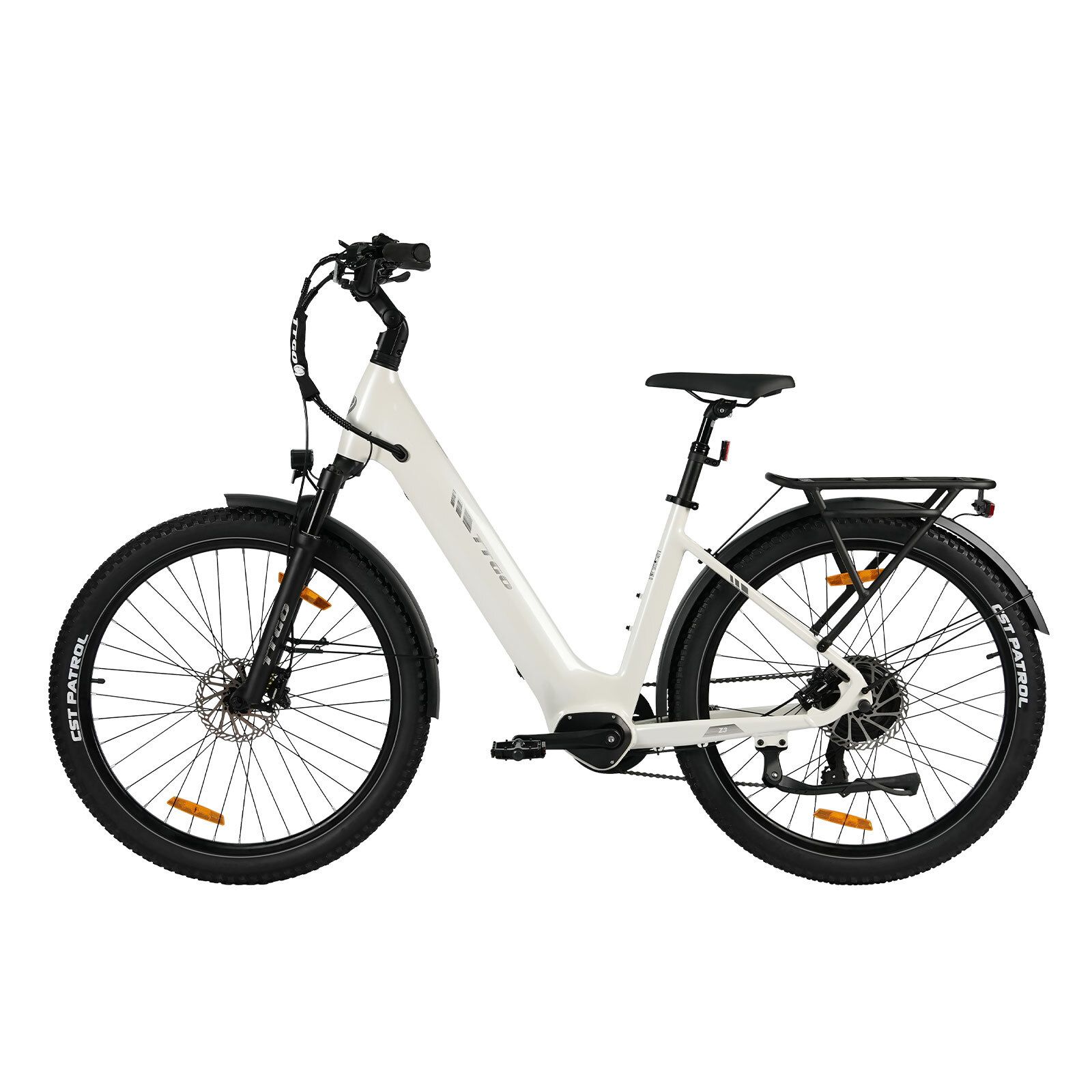 Bicicletta elettrica bianca con pneumatici neri. Portapacchi, parafanghi e freni a disco idraulici. Dettagli neri.