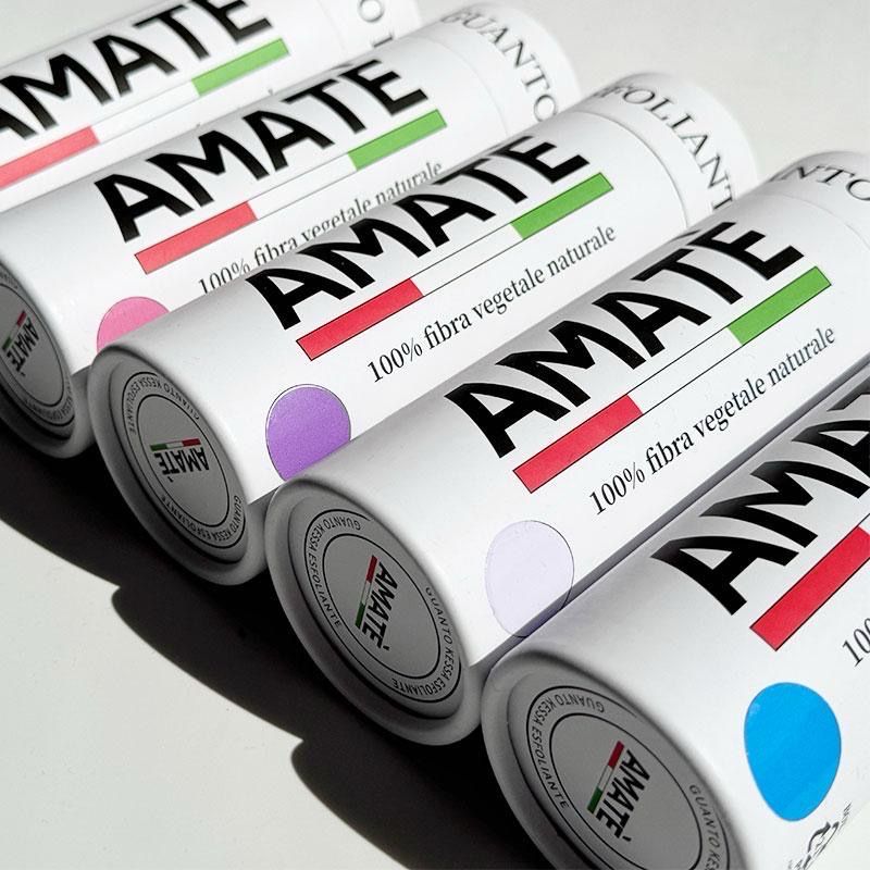 Confezioni cilindriche. Scritta AMATE, 100% fibra vegetale naturale. Colori: verde, rosso, viola, blu.