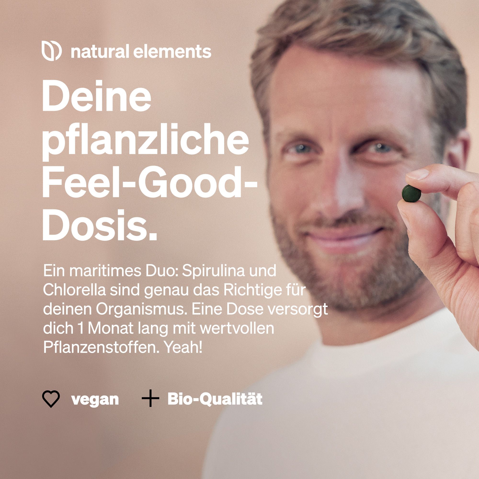 Uomo tiene in mano una compressa. Testo: La tua dose di benessere vegetale. Logo vegano. Qualità bio.