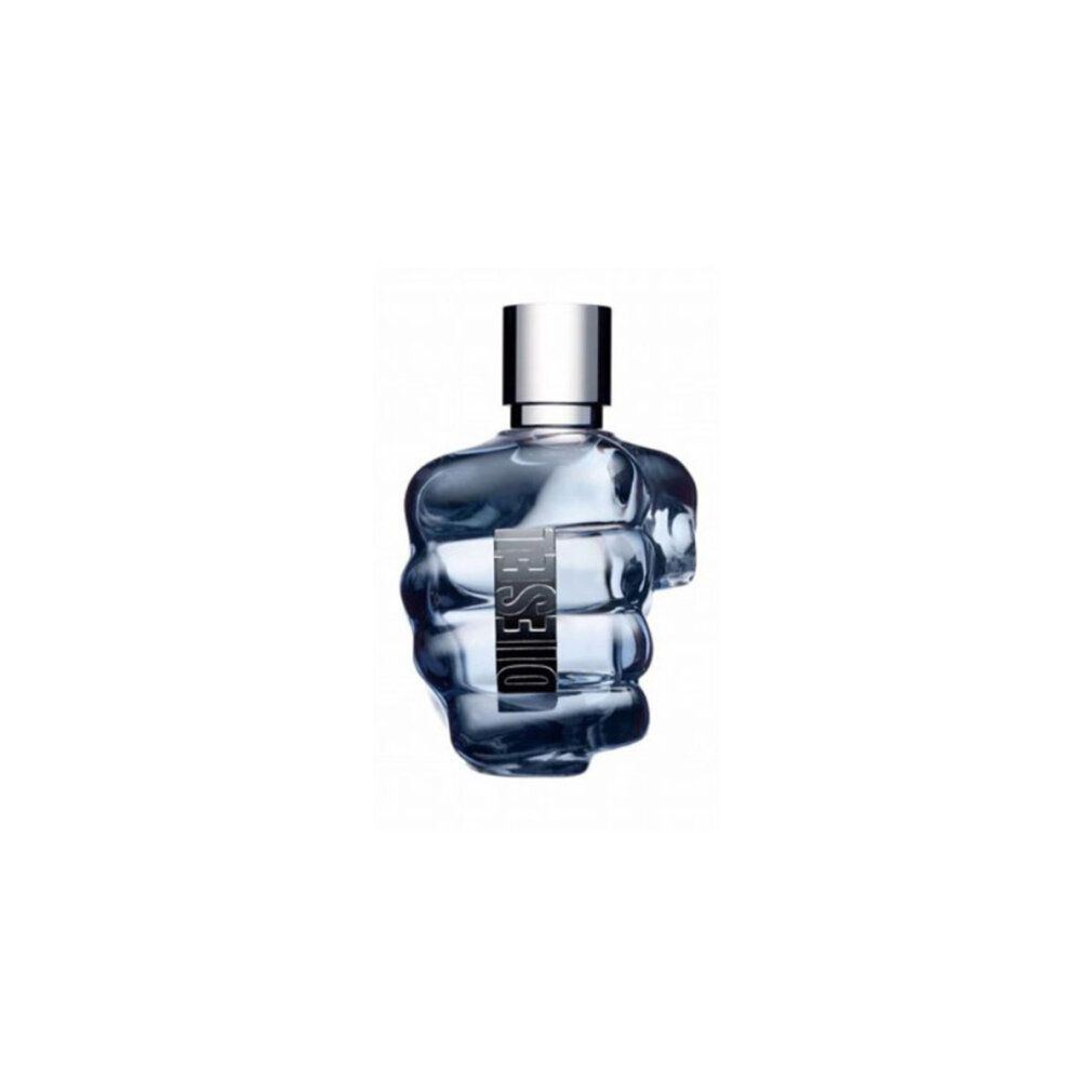 Flacone Diesel Only The Brave. Il flacone è a forma di pugno, grigio. Ha un tappo argentato e la scritta Diesel.