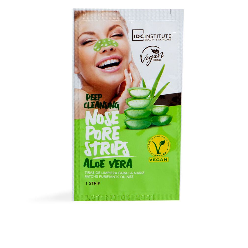 Confezione verde con scritta: Nose Pore Strips Aloe Vera. Logo Vegan. Immagine di donna con cerotto nasale.