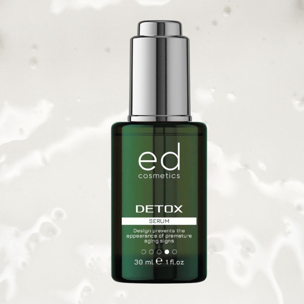 Flacone di vetro verde con tappo argentato. Scritta: ed cosmetics, Detox Serum. 30 ml, 1 fl.oz. Su sfondo chiaro.