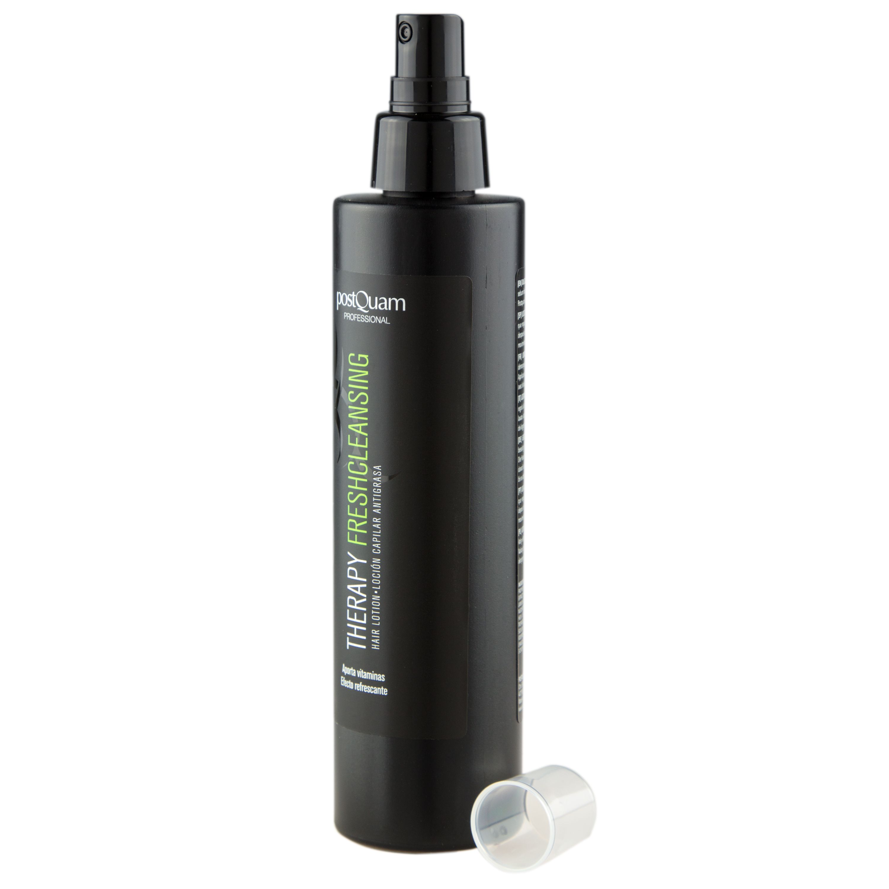 Flacone spray nero con scritta "THERAPY FRESHCLEANSING". Marchio PostQuam. Tappo accanto.