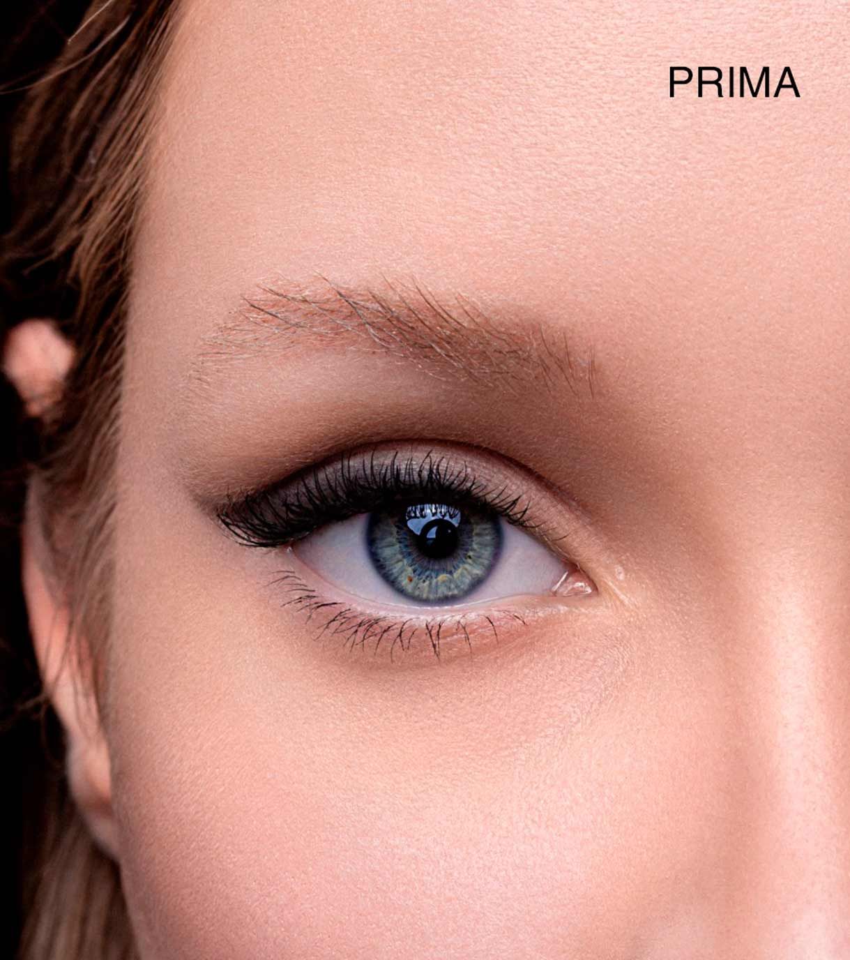 Primo piano di un occhio con eyeliner e mascara. In alto a destra c'è scritto 'PRIMA'.