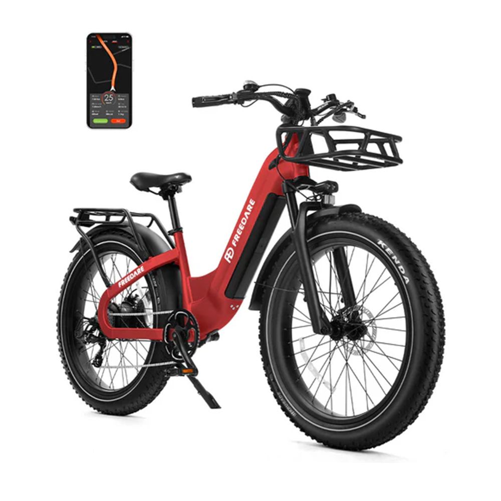 Bicicletta elettrica rossa con cestino anteriore. Marchio FREEDARE. Pneumatici neri, portapacchi, smartphone con navigazione.