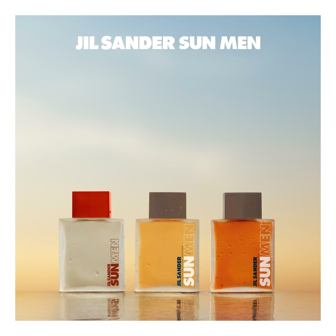 Tre flaconi con tappi arancioni. Scritta SUN MEN. Immagine di sfondo chiara e solare.