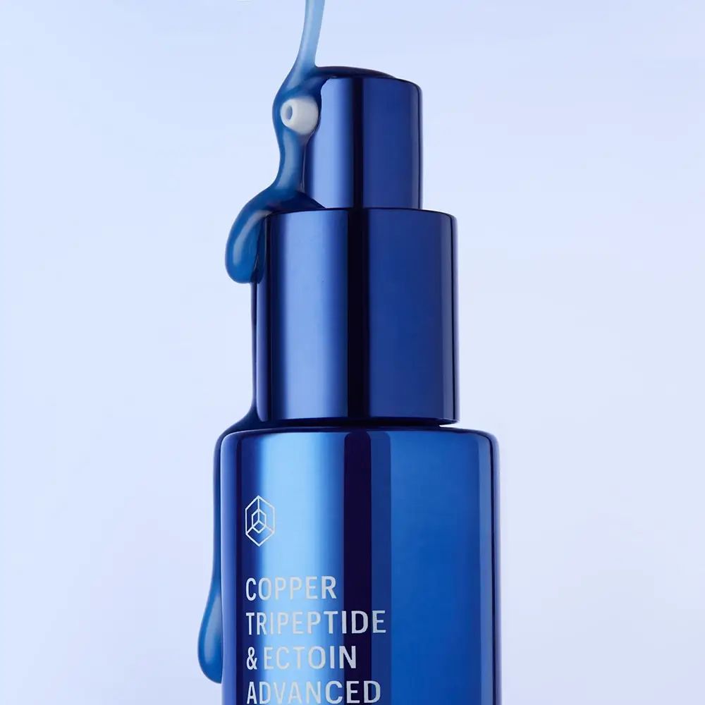 Siero blu che cola da una bottiglia. Scritta: Copper Tripeptide & Ectoin Advanced.