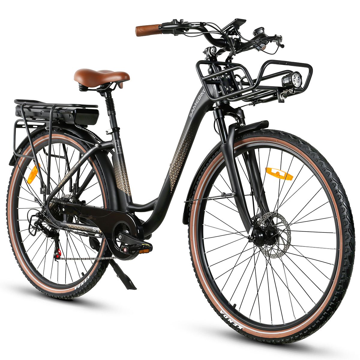 E-bike, vista frontale. Telaio nero, pneumatici e sella marroni. Cestino, faro e logo SAMEBIKE.