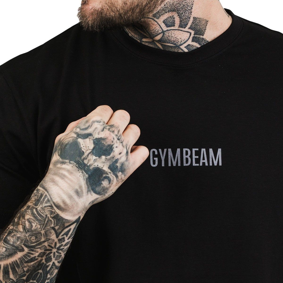 T-shirt nero con discreto logo "GYMBEAM" sul petto. Maniche corte, girocollo.