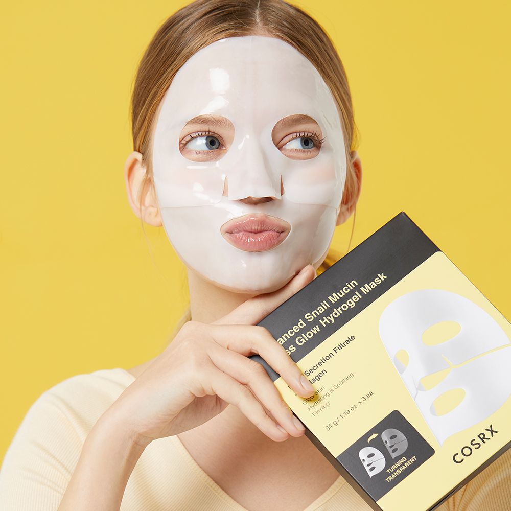 Donna con maschera idrogel Advanced Snail Mucin Glass Glow applicata e confezione.