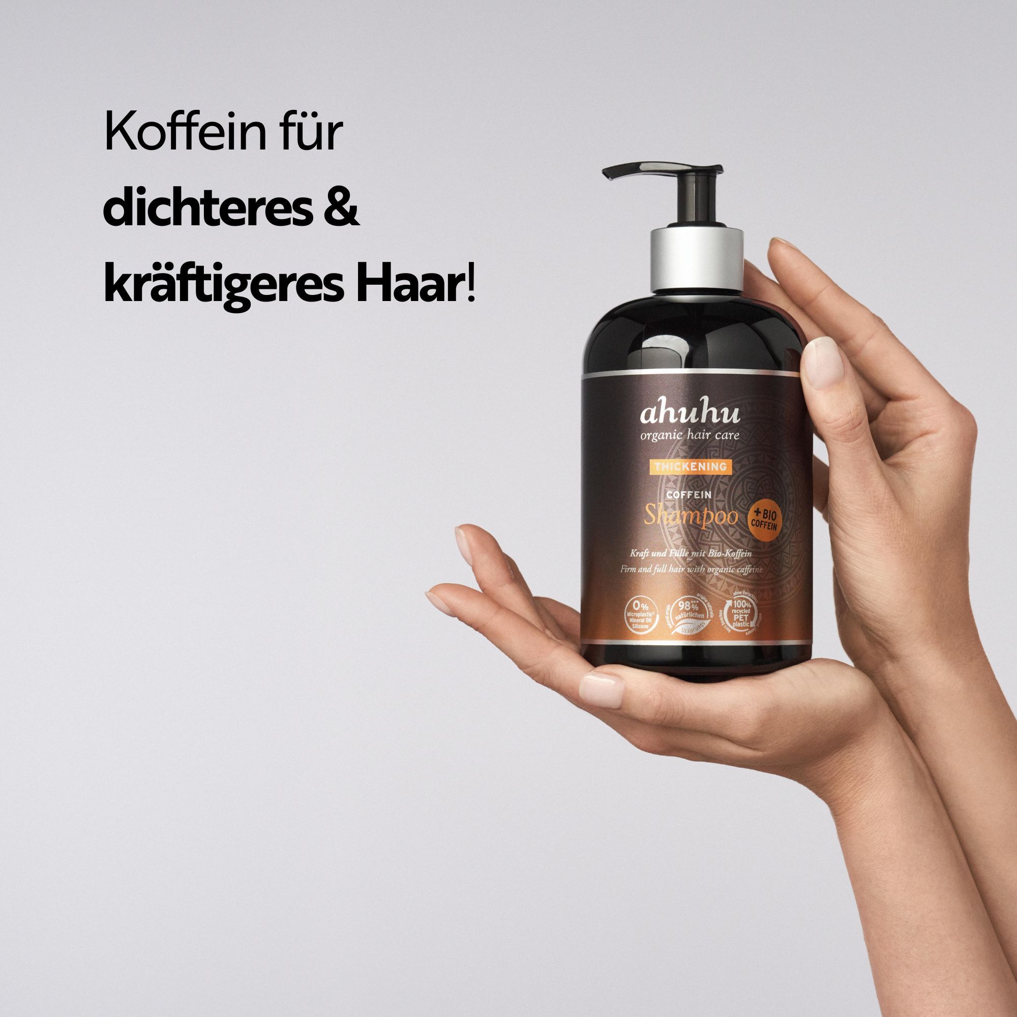 Flacone del prodotto in mano. Testo: Caffeina per capelli più folti e forti! Scritta: ahuhu organic hair care, Coffein Shampoo, +BIO Coffein.