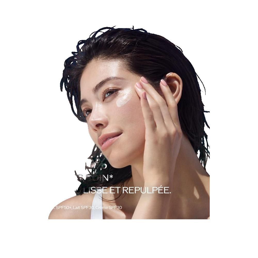 Donna applica crema sul viso. Testo: LISSE ET REPULPEE. SPF30 Lait, Crème SPF30.