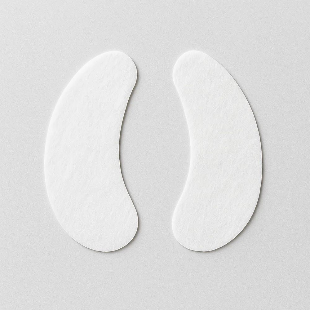 Due patch bianchi per occhi, a forma di mezzaluna.