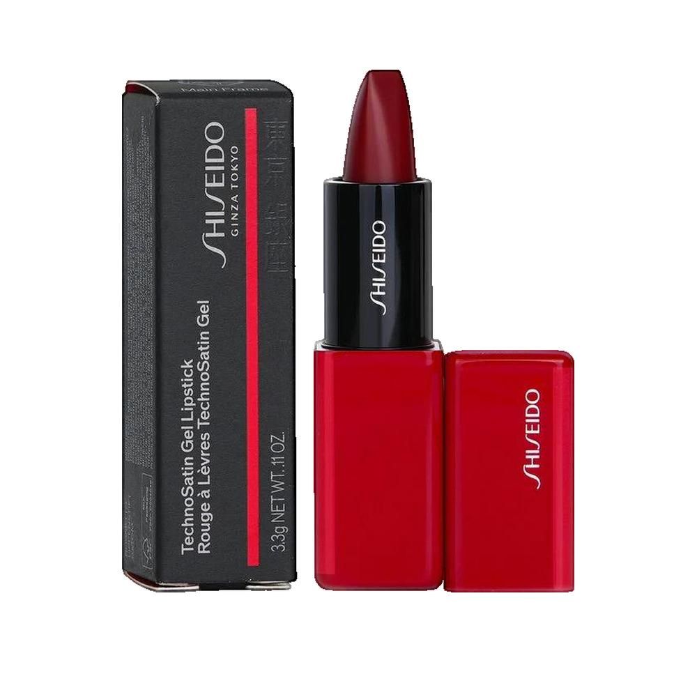 Rossetto rosso con confezione. Scatola nera con nome del prodotto e marchio. Rossetto parzialmente aperto. Astuccio rosso.