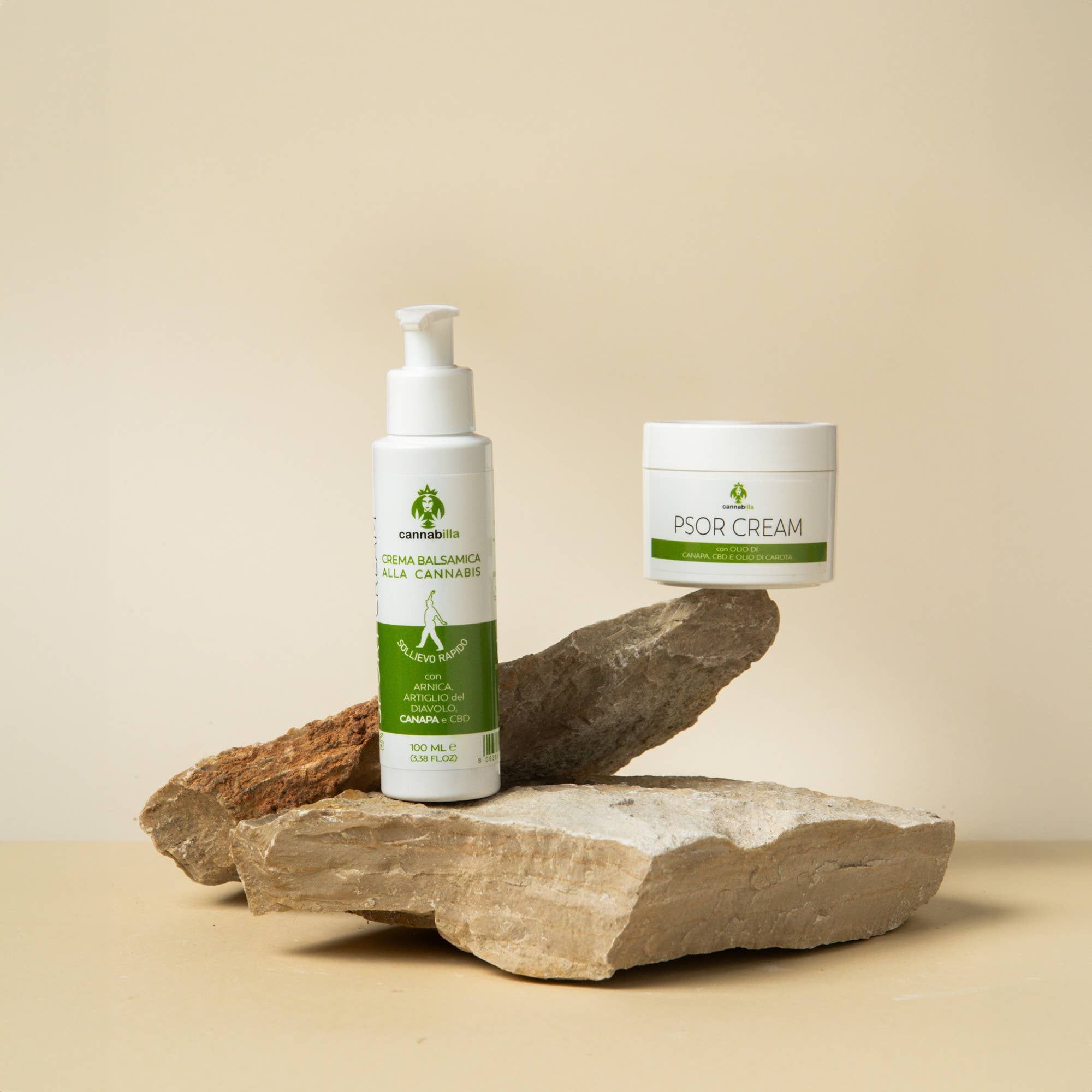 Due prodotti su pietre. A sinistra: flacone con pompa. A destra: vaso con scritta PSOR CREAM.