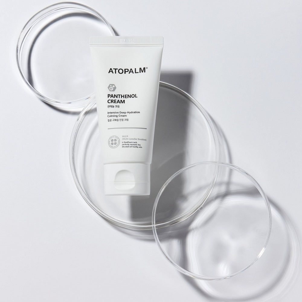 Tubo bianco su piastre di vetro. Logo ATOPALM e nome del prodotto: PANTENOL CREAM, Intensive Deep-Hydration Calming Cream.